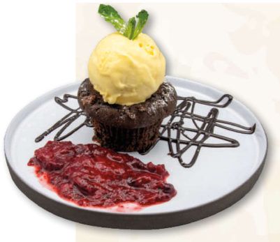 Bolo de Chocolate cremoso com gelado de baunilha, frutos vermelhos e Nutella